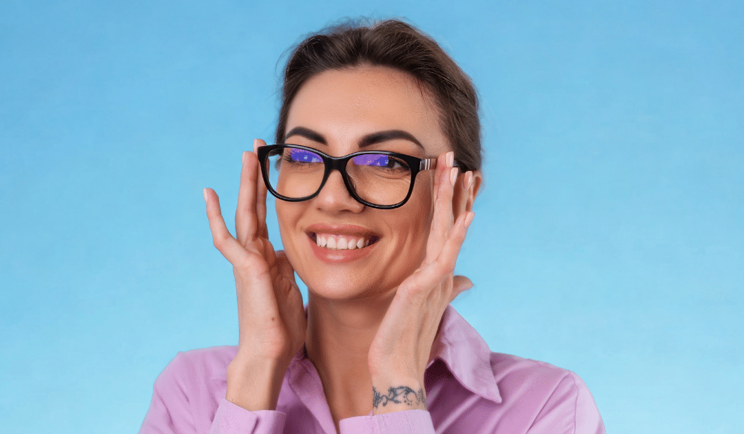 El color de las gafas también realza la mirada