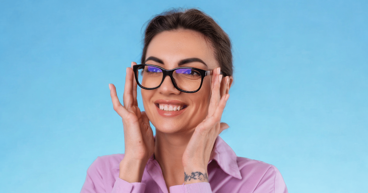 El color de las gafas también realza la mirada